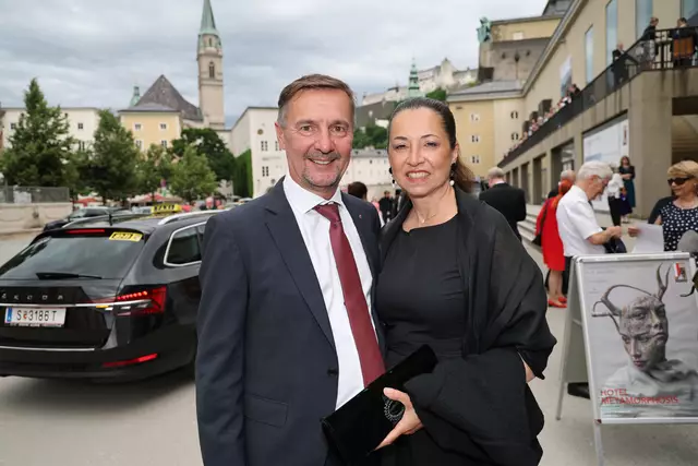 Salzburger Pfingstfestspiele 2025 Premiere der Oper Hotel Metamorphosis im Haus für Mozart. Im Bild Landesrat Martin Zauner mit Partnerin Manuela Koppitsch. | Foto: Franz Neumayr
