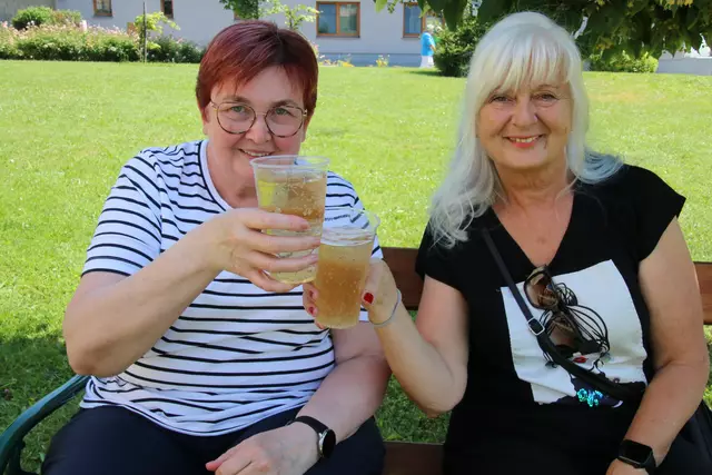 ein prost von Maria und Susanne an die Musiker  | Foto: Eduard Wimmer