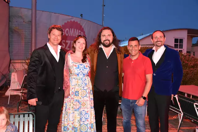 Die Tenöre Matthias Eger, Ilja Martin und
Carlos Sanchez mit Sopranistin Jasmin v. Brünken und Christoph Gahr

