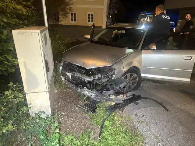 Die Autofahrt einer 34-jährigen Lenkerin endete unter anderem in einem Stromkasten.  | Foto: ZOOM Tirol