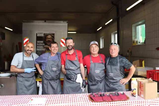 Das fleißige Küchenteam, im Bild zu sehen sind: Emrah Darsel, Helli Federspiel, Hermann Folie, Franz Hölbling und Helli Klinec.  | Foto: Elisabeth Zangerl