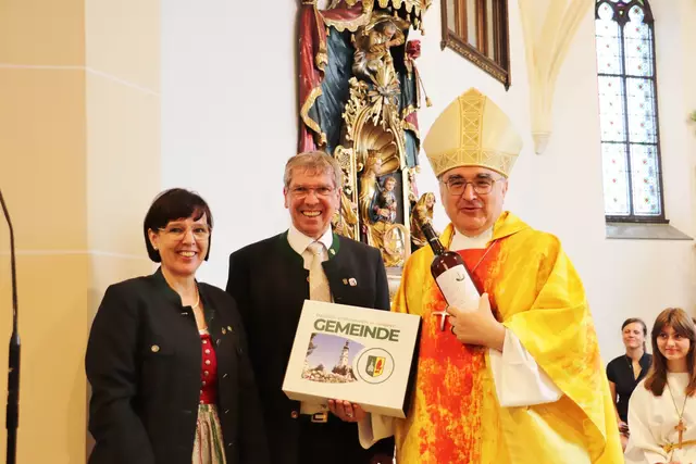 Namens der Gemeinde gratulierten Bgm. Erich Gosch und Vzbgm. Christa Model dem Bischof zum Weihe-Jubiläum mit einem Feldkirchner-Wein.  | Foto: Edith Ertl