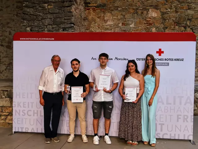 Zahlreiche Mitglieder wurden im Rahmen des Sommerfest von Bezirksstellenleiter Ernst Meixner (l.) geehrt. | Foto: C. Kreutner/Rotes Kreuz Stmk.
