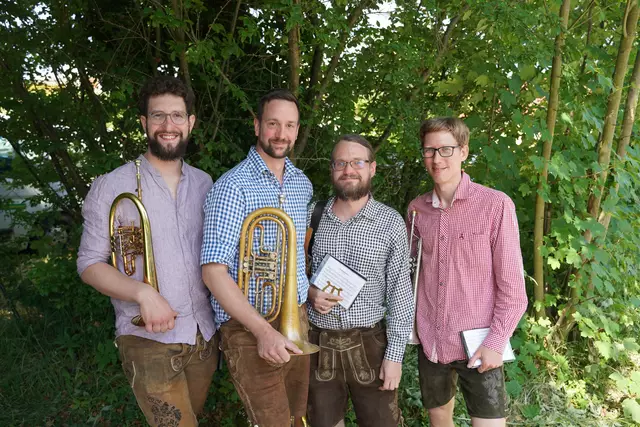 Raphael Eibensteiner, Bernhard Weiss, Philipp Fichtinger und Jürgen Hauer (v.l.) heizten als „Terzschrittmacher“ die Stimmung beim Propstei-Kirtag an. | Foto: Evi Leutgeb