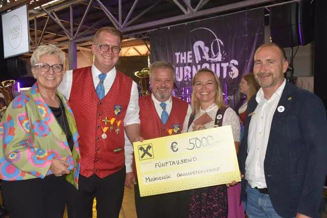 5.000 Euro von der Gemeinde: Doris Prohaska, Lukas Faulhammer, Ernst Teveli, Olivia Kaiser, Harald Kahr | Foto: Michael Strini