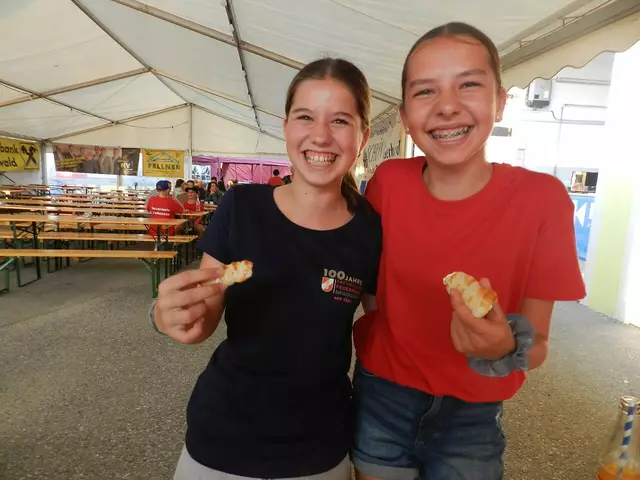 Ema Westermayer, Nocmi Szabo waren von den Süssigkeiten Begeistern | Foto: Heribert Punz