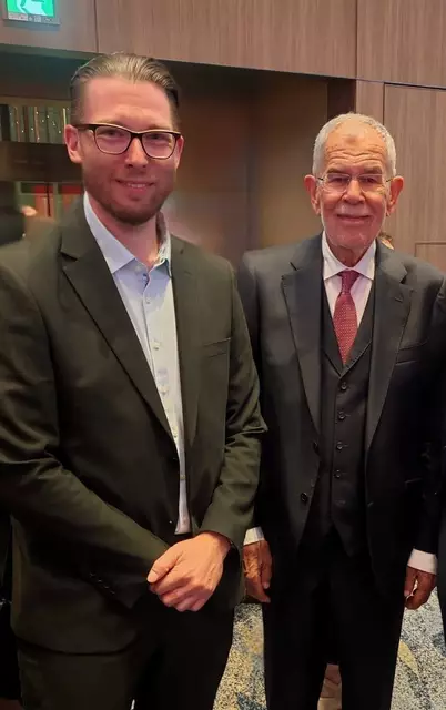 Der Mattersburger Unternehmer Bernd Schrittesser mit Alexander Van der Bellen in Japan. | Foto: SCIOFLEX Hydrogen