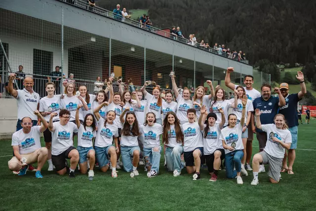 Die zweite Damen-Kampfmannschaft "FC Stubai Juniorinnen" wurde am Samstag für den Meistertitel in der neuen Reserveliga geehrt. | Foto: Hermann Auer