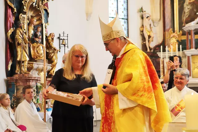 Tags zuvor beging Bischof Wilhelm sein zehnjähriges Bischofs-Jubiläum. Roswitha Scharl überreichte ihm Brot und Wein. Das Brot trägt den Weihespruch des Bischofs: "Gott ist Liebe"  | Foto: Edith Ertl