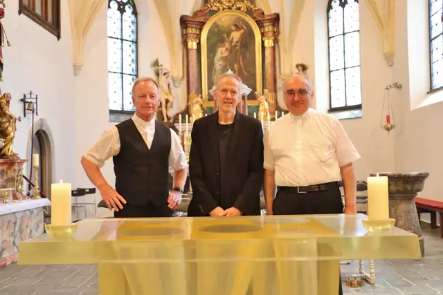 Pfarrer Edi Muhrer, Künstler Kurt Straznicky und Bischof Wilhelm Krautwaschl am neuen Altar, dessen Kunstharz das Licht reflektiert.  | Foto: Edith Ertl