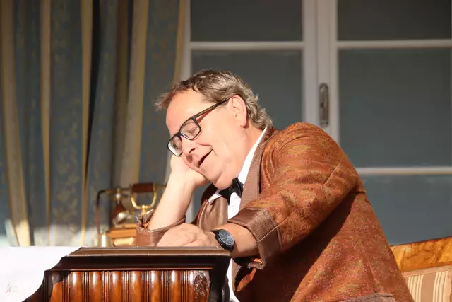 Aus unerfindlichen Gründen ist Theodor (Reinhard Indrak) tagsüber immer müde. | Foto: Martin Wurglits