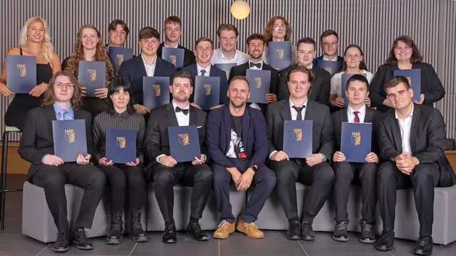 Die Absolvent:innen der 5BK Digital Business HAK mit ihrem KV Franz Unterkreuter | Foto: HAK Spittal/Drau