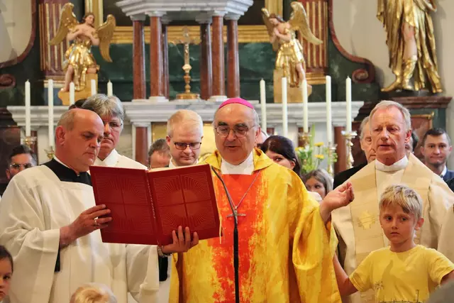 Bischof Wilhelm Krautwaschl und Feldkirchens Pfarrer Edi Muhrer (re) feierten mit der Pfarrgemeinde den Abschluss der Innenrenovierung der Pfarrkirche | Foto: Edith Ertl