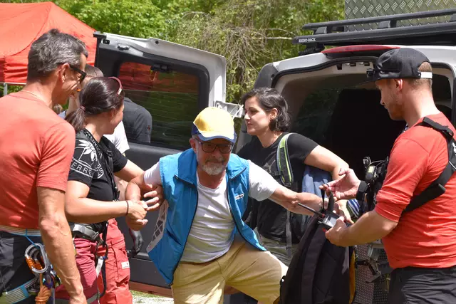 Die Verletzten wurden terrestrisch geborgen. Im Bild wird Josef Gstraunthaler aus dem Auto geholfen. | Foto: Kainz