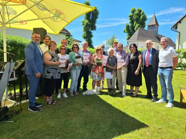 Die Ehrengäste gratulierten den langjährigen Mitgliedern und dankten mit Urkunden für ihre Treue zum Kühnsdorfer Pensionistenverein.  | Foto: Privat
