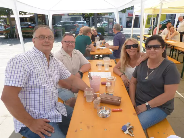 Bei sommerlichen Temperaturen und tollen Gesprächen ließen die Gäste den Tag am Oberpullendorfer Hauptplatz ausklingen. 