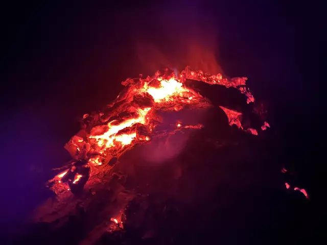 In einer Wochenendhütte in Kappel fing ein Kamin oberhalb des Kaminrohrs Feuer.   | Foto: skn (Symbolbild)