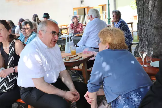 Bei der Agape nahm sich Bischof Wilhelm Zeit für Gespräche mit der Pfarrbevölkerung.  | Foto: Edith Ertl