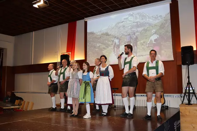 Die Volkstumsgruppe d´Arlberger.  | Foto: Elisabeth Zangerl