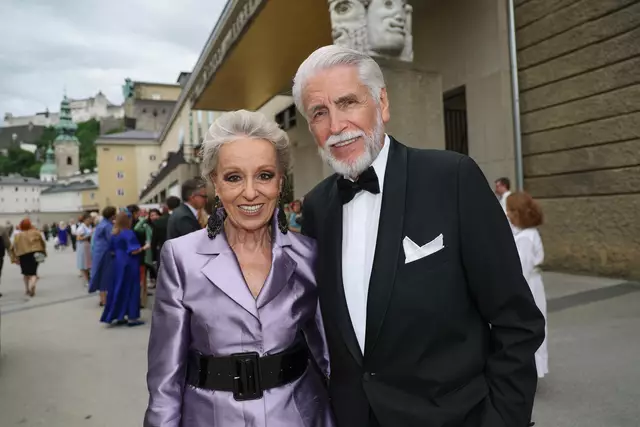 Salzburger Pfingstfestspiele 2025 Premiere der Oper Hotel Metamorphosis im Haus für Mozart. Im Bild Eva Maria Baronin von Schilgen und Klaus Mathis, Smoking, Abendkleid, lila, 
 | Foto: Franz Neumayr, 6.6.2025