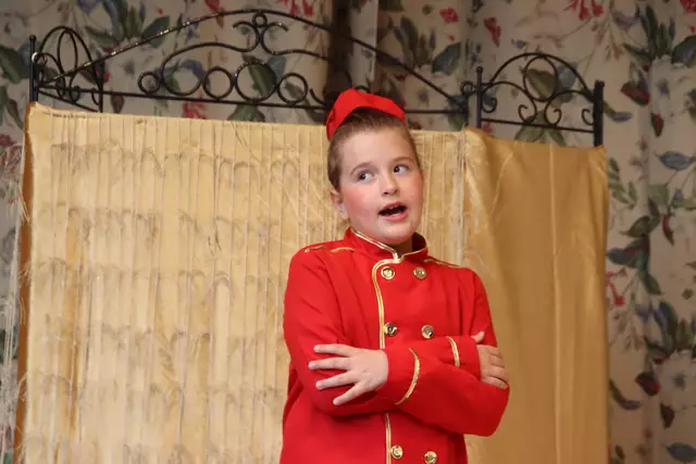 Die Entdeckung der Saison: die zehnjährige Valentina Neubauer als Hotelpage. | Foto: Martin Wurglits