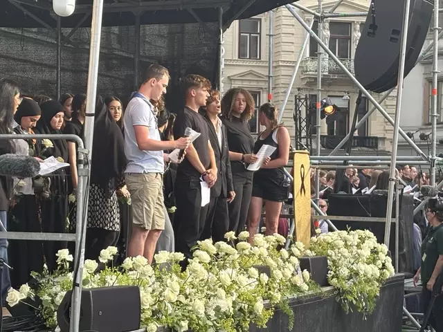 Die trauernden Mitschülerinnen und Mitschüler der Opfer des fürchterlichen Amoklaufs. | Foto: MeinBezirk