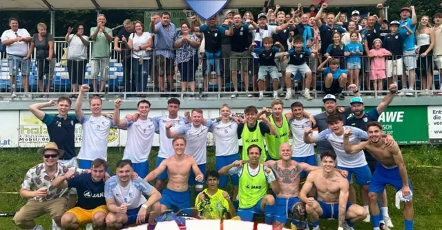 Die Selzthaler Kicker jubelten mit ihren Fans nach dem Aufstieg nach Verlängerung in Kobenz. | Foto: ESV