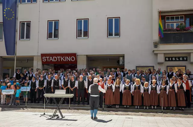 Zu Mittag versammelten sich alle Chöre dicht gedrängt auf dem Rathausplatz zum gemeinsamen Abschlusslied | Foto: Olga Bereslavskaya