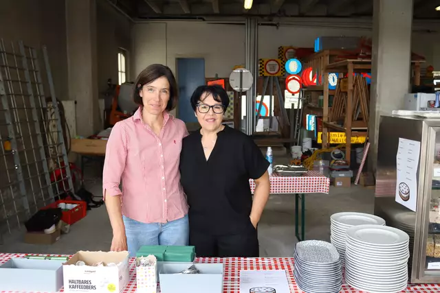 Anna-Rosa Dilitz und Manuela Geiger waren bei der Kuchen-Ausgabe.  | Foto: Elisabeth Zangerl