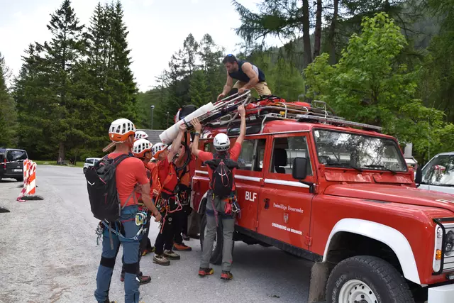 Mit einiger Ausrüstung ging es hinauf auf den Berg. | Foto: Kainz