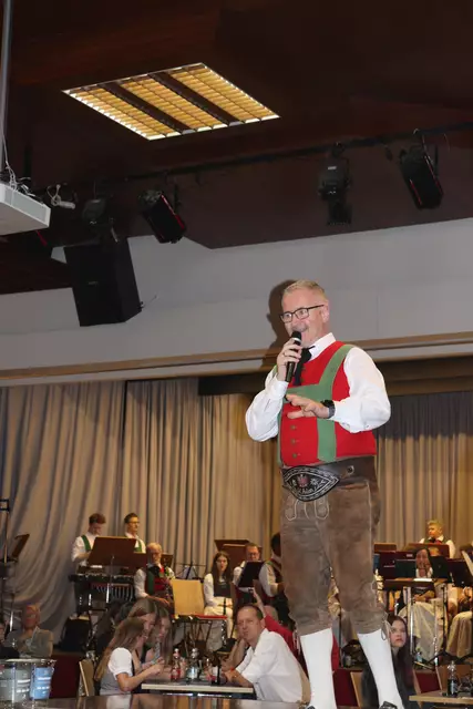 Christian Haueis ist der Obmann der MK St. Anton am Arlberg und nahm die Begrüßung vor.  | Foto: Elisabeth Zangerl