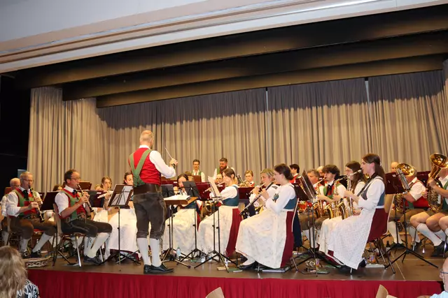 Die Musikkapelle St. Anton am Arlberg spielte auf. Welche Stücke? Das durfte das Publikum entscheiden.  | Foto: Elisabeth Zangerl