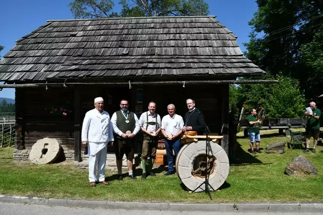 Festakt zum Mühlentag in Mühlen, vor der funktionierenden Mühlen sind Karl Hager, Bgm. Mario Pichler, GF Harald Kraxner, Präsident Karl Grammanitsch und neuer Abt Pater Alfred Eichmann (v.l.). | Foto: Anita Galler