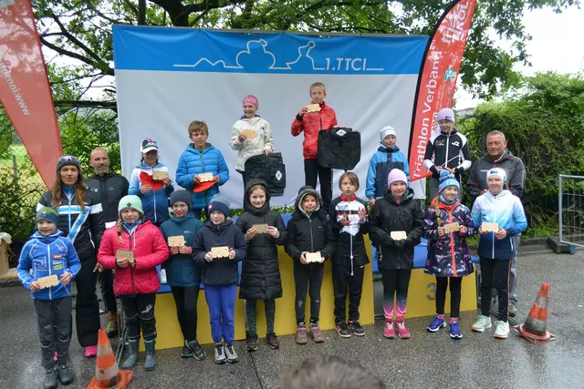 Großer Jubel beim Triathlon Nachwuchs nach der Siegerehrung trotz frostiger Temperaturen im letzten Jahr am Baggersee | Foto: TRVT