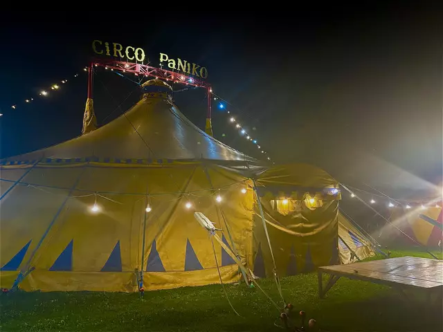 Ein gelbes Zelt, das Träume weckt. Der Circo PaniKo lädt vor historischer Kulisse zum Staunen ein. | Foto: Kendlbacher