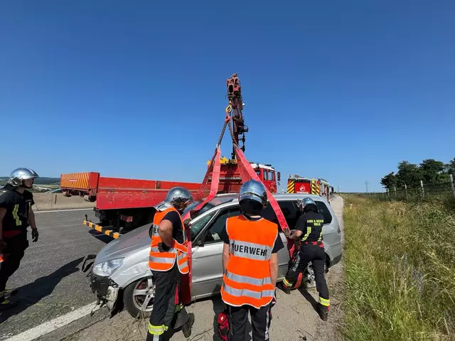 Der Unfall-Pkw wird geborgen. | Foto: DOKU NÖ