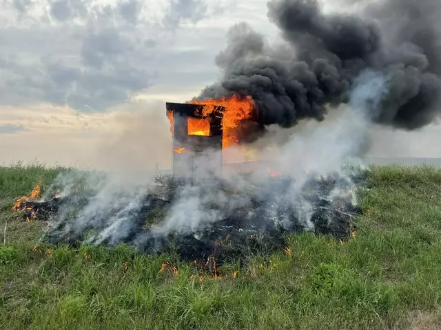Drei Einsatzfahrzeuge und 18 Feuerwehrleute wurden benötigt, um den Brand zu löschen. | Foto: FF Kleinhöflein