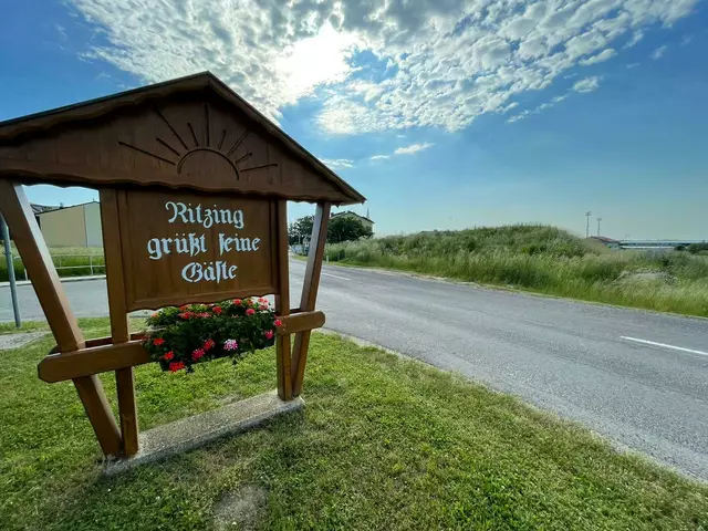Die Hauptstraße in Ritzing kurz vor der Fertigstellung – Pflasterung und neue Parkflächen sollen das Ortsbild aufwerten. | Foto: Barbara Diewald