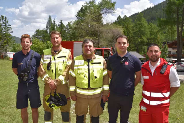 V.l.: Daniel Ofer (PI Steinach-Wipptal), der Obernberger FF-Kdt. Anton Hörtnagl, der stv. Grieser FF-Kdt. Josef Grasl, Lukas Schumacher von der Leitstelle Tirol und der Wipptaler Rot-Kreuz-Kdt. Aleksander Gunjic | Foto: Kainz