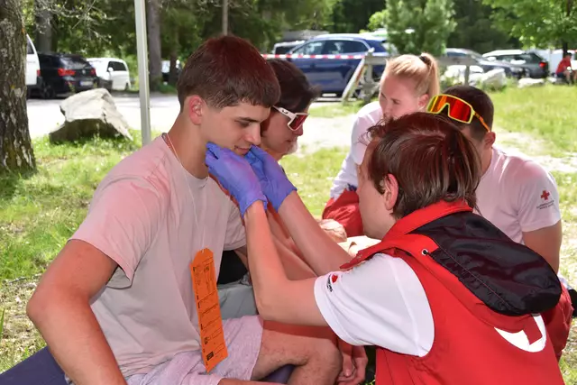 Mitglieder der Rettung übernahmen im Tal und kümmerten sich weiter um die Verletzten. | Foto: Kainz