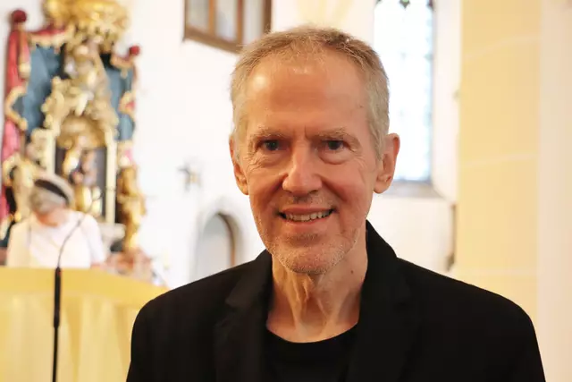 Künstler Kurt Straznicky gewann die Ausschreibung zur Gestaltung von Altar, Ambo und Taufbecken-Abdeckung. Der Grazer hat einen starken Bezug zu Feldkirchen. In Neu-Seiersberg aufgewachsen, ging er in Feldkirchen in die Volksschule. Straznicky arbeitet mit Kunstharz.  Eineinhalb Jahre arbeitete er an Altar und Ambo. In den Altar ließ er die Struktur der Kirche mit ihrem Kreuzbogen einwirken. Der Hl Tisch hat innen Hohlformen, die das einfallende Licht reflektieren. 