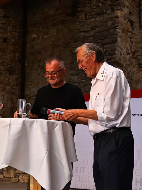 Bezirksgeschäftsführer Aldo Striccher und Bezirksstellenleiter Ernst Meixner (r.) bei der Begrüßung | Foto: C. Kreutner/Rotes Kreuz Stmk.