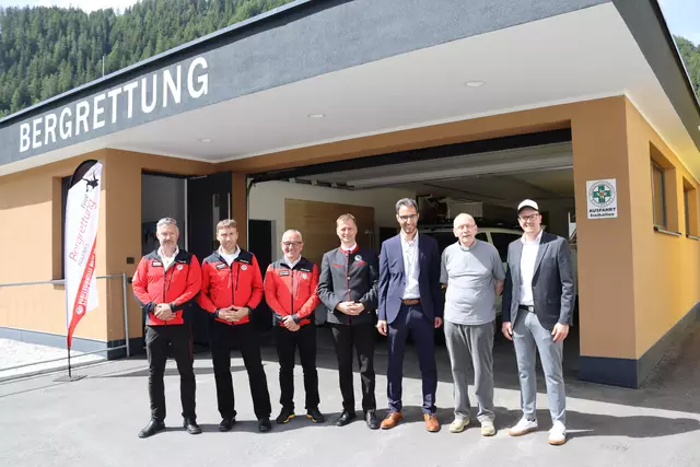 Vor dem neuen Bergrettungsheim: Dietmar Geiger (Ortsstellenleiter-Stellvertreter), Karl Spöttl (Ortstellenleiter), Hannes Grüner (Bezirksleiter Bergrettung) Ekkehart Wimmer (Landesleiter Bergrettung Tirol), Helmut Spöttl (Bürgermeister Nauders) Pfarrer Christoph Giewald und Gemeinderat Franz Habicher.  | Foto: Elisabeth Zangerl