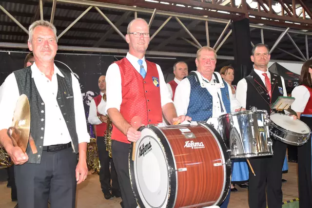 Die Musikvereine spielten gemeinsam für beste Stimmung. | Foto: Michael Strini