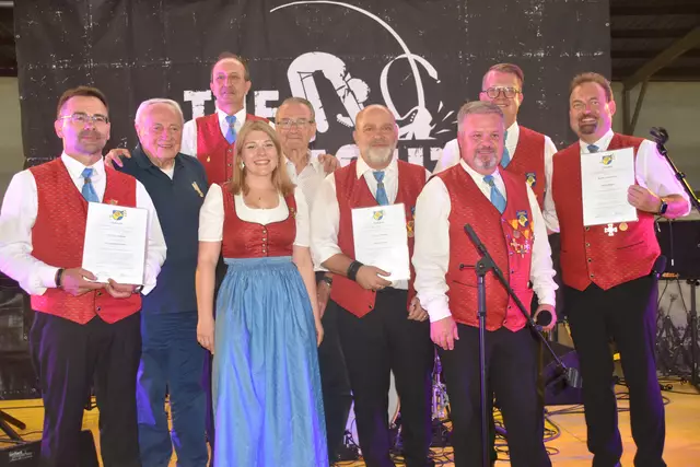 Ehrenmitglieder: Christian Schulte, Josef Tauber, Helmut Unger, Marie Braun, Franz Pock, Dietmar Schulte, Ernst Teveli, Lukas Faulhammer, Markus Appenzeller | Foto: Michael Strini