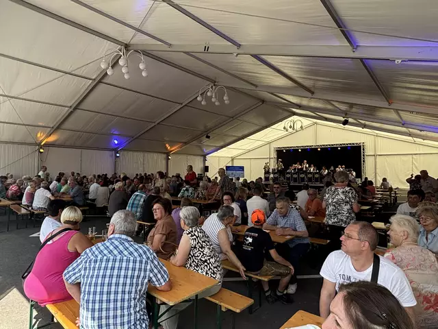 Hunderte Besucher ließen sich die Eröffnungsfeier nicht entgehen. 