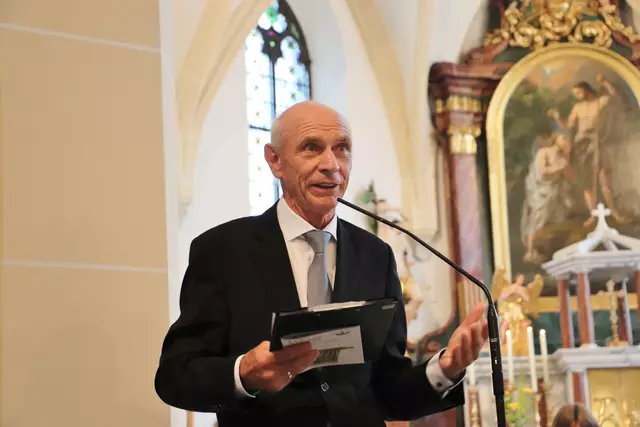 Hans Perstling dankte allen, die zum Gelingen der Kirchen-Innenrenovierung beitrugen.  | Foto: Edith Ertl