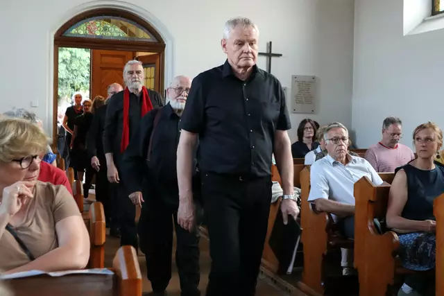 Die Chorgemeinschaft schreitet in die Friedenskirche | Foto: Gerhard Langmann