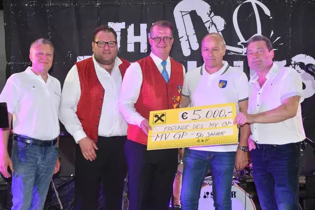 5.000 Euro gab es von den "Freunden des Musikvereins Großpetersdorf": Bernd Gollatz, Gregor Hafner, Lukas Faulhammer, Andreas Pock, Arno Appenzeller | Foto: Michael Strini