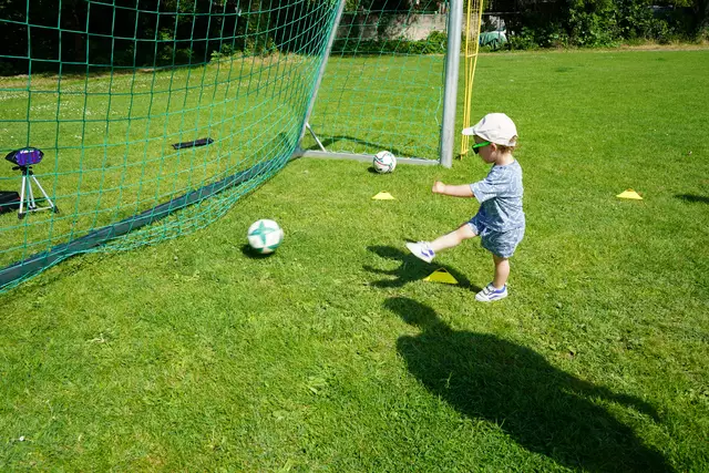 Jetzt noch im Schatten des Papas, vielleicht einmal ein großer Fußballer beim FC Mönchhof? | Foto: Andrea Glatzer